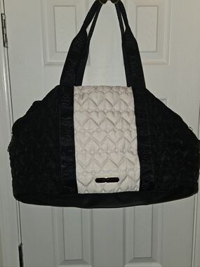 Betsey Johnson Quilted w/Heart Shaped Pattern Black & White Weekende/Travel Bag